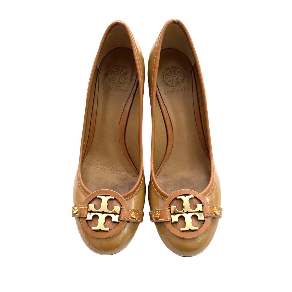 Tory Burch Aaden Gold Medallion Tan Patent Leather Mid-Heel Logo Heel Pumps 8M - Picture 3 of 12